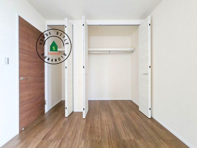 上益城郡益城町広崎第4-2棟(2号棟)の収納|洋服や大きな荷物が多い方や人数の多いご家族などは、一般的なクローゼットよりもウォークインクローゼットのほうが使い勝手が良いです。