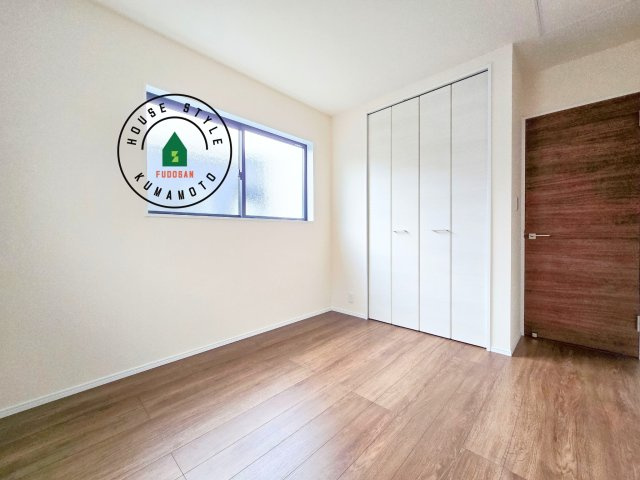 上益城郡益城町広崎第4-2棟(2号棟)の洋室|採光良好な洋室は全居室、複層ガラスの遮熱効果と断熱効果で、一年中快適に過ごせます。