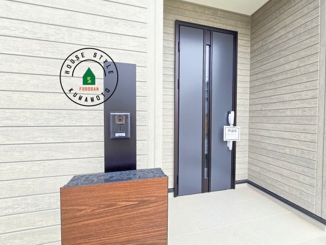 上益城郡益城町広崎第4-2棟(2号棟)の玄関|おでかけの時も帰った時も、「我が家」を最初に感じでもらえる素敵な空間に。