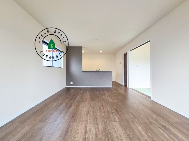 上益城郡益城町広崎第4-2棟(2号棟)の居間・リビング|キッチンからリビングをしっかり確認できます。家族の笑顔があふれる空間になりそうですね。