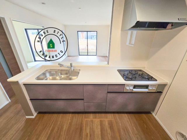 上益城郡益城町広崎第4-2棟(2号棟)のキッチン|ご家族を近くに感じられる対面キッチンのLDK。会話もはずみそうですね。