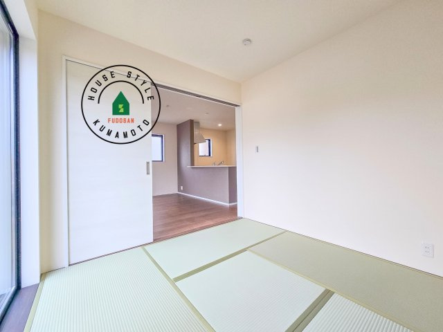 上益城郡益城町広崎第4-2棟(2号棟)の和室|和室を上手に活用すると暮らし方の幅が広がります。例えば普段は開け放して、子供の小さいうちはお昼寝や遊びのスペースに。畳はソフトなので転んでもケガをしにくく安心です