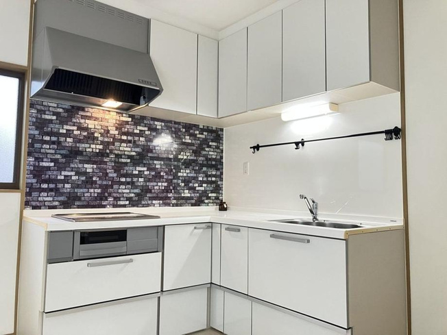 【キッチン】 | 洋風なシステムキッチンです。
IHクッキングヒーターです。