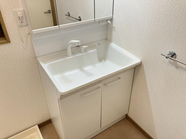 【独立洗面台】 | 洗面台についてもクリーニングによりピカピカです。