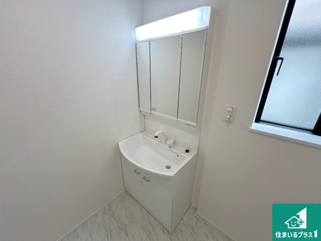 14(土)15(日)現地説明会　堺市南区高倉台　全3邸の独立洗面台|清潔感のある洗面台です。フラットな鏡は掃除がしやすく毎日清潔！鏡裏には収納があるのでスッキリとした洗面台が保てます。