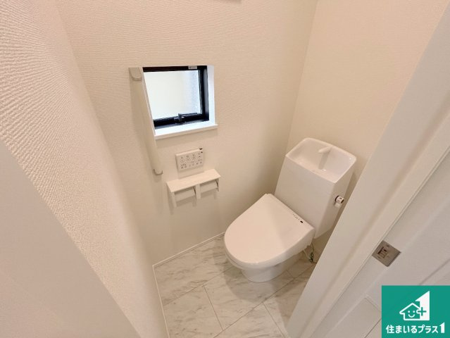 14(土)15(日)現地説明会　堺市南区高倉台　全3邸のトイレ|1・2階の2ヶ所にあるので、朝の忙しい時間の順番待ちもなく、深夜の利用にも大変便利です。