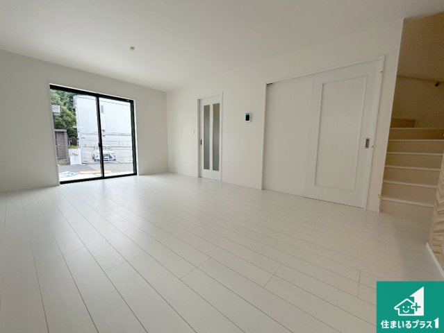 14(土)15(日)現地説明会　堺市南区高倉台　全3邸の居間・リビング|日当たり良好の明るいリビングで朝の目覚めもスッキリできそう！対面キッチンでご家族のコミュニケーションも自然と増える設計！小さなお子様が遊ぶスペースを作っても広々とくつろげるLDK！