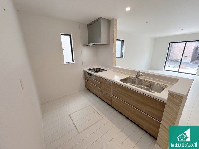 14(土)15(日)現地説明会　堺市南区高倉台　全3邸のキッチン|リビングと統一感があり、使い勝手のいいキッチン。広々としているので、二人並んで作業が出来ちゃいます。お子様と一緒に色々なお料理に挑戦できるスペースがあります。