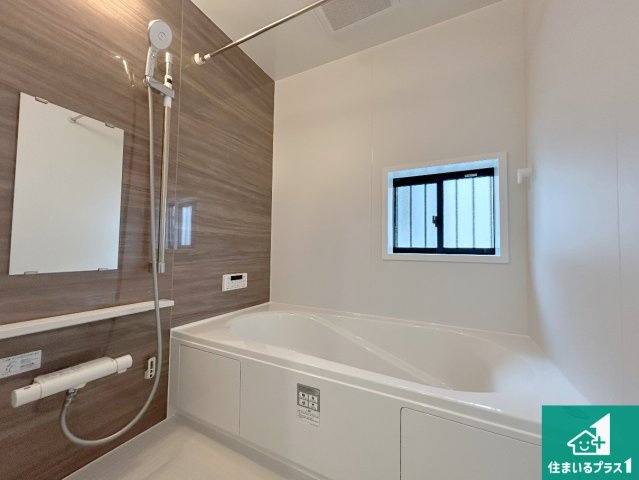 14(土)15(日)現地説明会　堺市南区高倉台　全3邸の浴室|足をゆったり伸ばして寛げる浴槽です。窓が設けられていますので差し込む光が明るく穏やかな雰囲気にしてくれます♪浴室乾燥機も設置しているので、雨の日の洗濯物も安心です♪