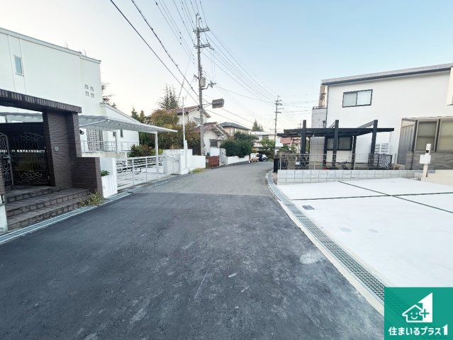 堺市南区高倉台　新築一戸建ての前面道路含む現地写真|周辺は閑静な住宅街！前面道路広々で車の出し入れも便利です。駐車が苦手な方でも安心して車庫入れできます！