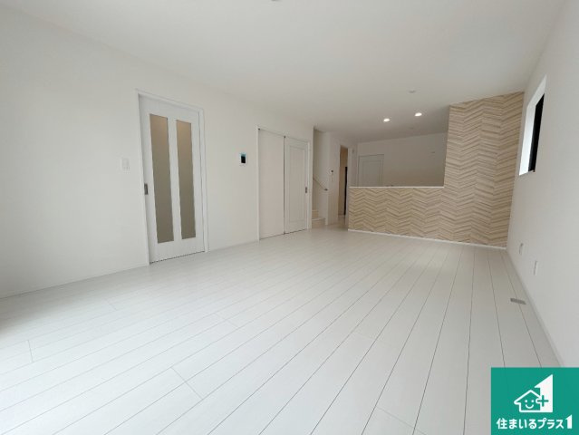 堺市南区高倉台　新築一戸建ての居間・リビング|シンプルなリビングは、観葉植物等のインテリアを楽しめますね！パパ好みにも、ママ好みにも家具次第で雰囲気を変えることができます！