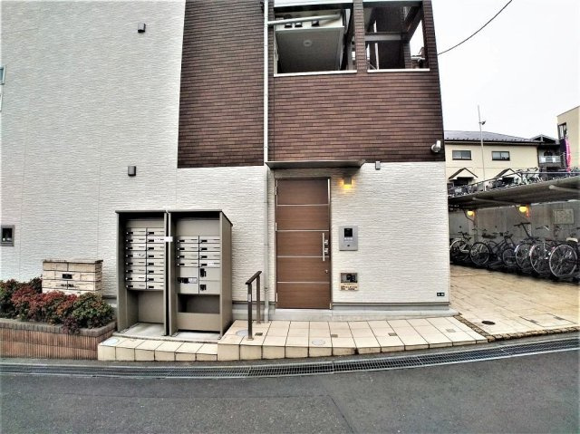 クレイノ春日のエントランス