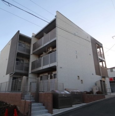 クレイノ春日のエントランス