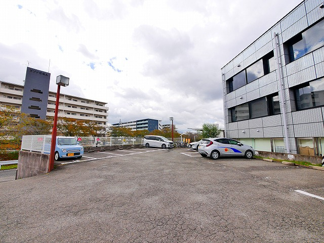 コスモビル（法華寺町）の駐車場