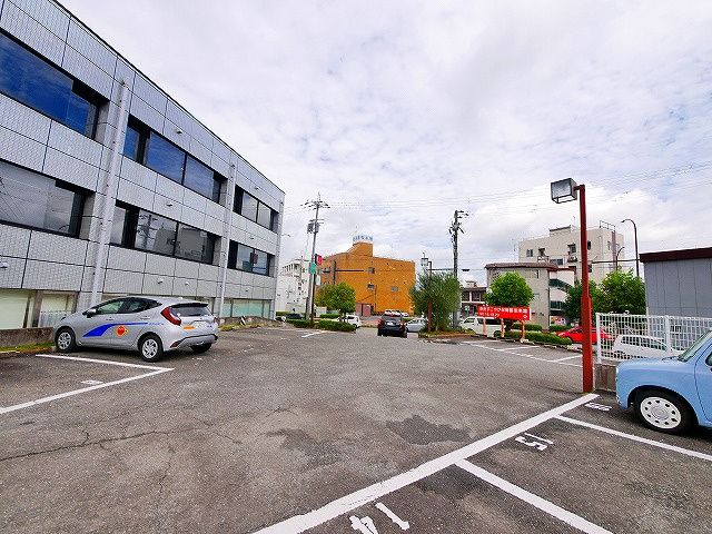コスモビル（法華寺町）の駐車場