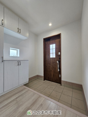 【玄関】 | ハートフルタウン宇都宮市今泉町2541番　C号棟 | 広々とした玄関スペース♪たくさんの靴を収納できる下駄箱もございます。