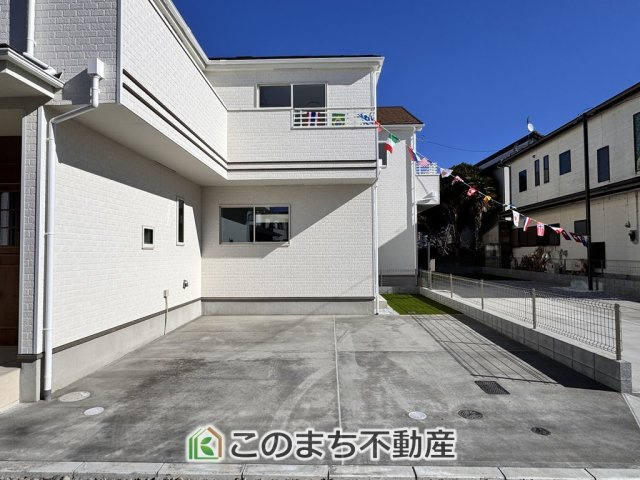 ハートフルタウン宇都宮市今泉町2541番の駐車場|お車を並列で2台駐車可能です(車種によります)。駐車場の横はお庭スペースとしても利用可能。お子様も喜びそう♪