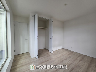 【洋室】 | ハートフルタウン宇都宮市今泉町2541番　C号棟 | 洋室はお手入れのしやすいフローリング仕様です。普段はフロアモップなどを使って、簡単にお掃除していただけます◎