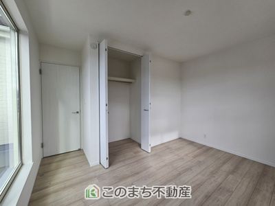 【洋室】 | ハートフルタウン宇都宮市今泉町2541番　C号棟 | 洋室はお手入れのしやすいフローリング仕様です。普段はフロアモップなどを使って、簡単にお掃除していただけます◎