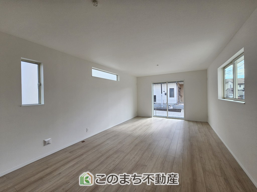 ハートフルタウン宇都宮市今泉町2541番の設備|大きな窓で明るいリビングです！家具を置いても十分なゆとりがございます☆