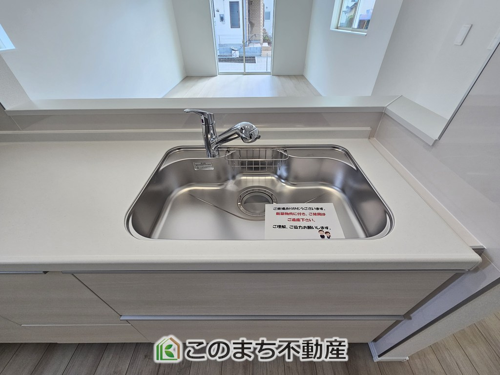 ハートフルタウン宇都宮市今泉町2541番のキッチン|お洒落なホワイト天板のペニンシュラキッチンを採用しております。
浄水器内蔵の水栓です♪