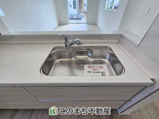 【キッチン】 | ハートフルタウン宇都宮市今泉町2541番　C号棟 | お洒落なホワイト天板のペニンシュラキッチンを採用しております。
浄水器内蔵の水栓です♪