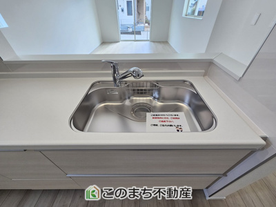 【キッチン】 | ハートフルタウン宇都宮市今泉町2541番　C号棟 | お洒落なホワイト天板のペニンシュラキッチンを採用しております。
浄水器内蔵の水栓です♪