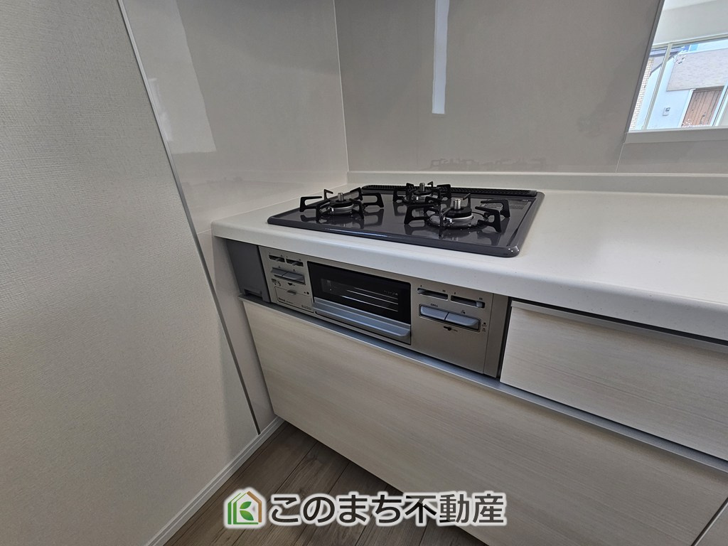 ハートフルタウン宇都宮市今泉町2541番のキッチン|三ツ口コンロ採用で、同時調理もスムーズ◎！お料理を並べられるカウンター付きで、配膳・片付けをサポート！リビングで過ごすご家族とコミュニケーションを楽しみながら作業可能です♪