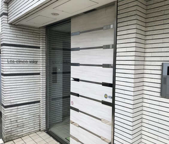 ロス・シンコ・ソラールのエントランス