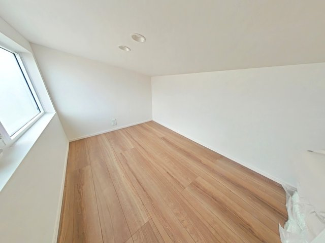千田町2丁目　戸建住宅の洋室|2階上部にロフトがあり、季節ものの収納にとても便利です♪