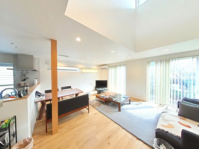 千田町2丁目　戸建住宅の居間・リビング|太陽光が降りそそぎ、とても明るいリビングです♪