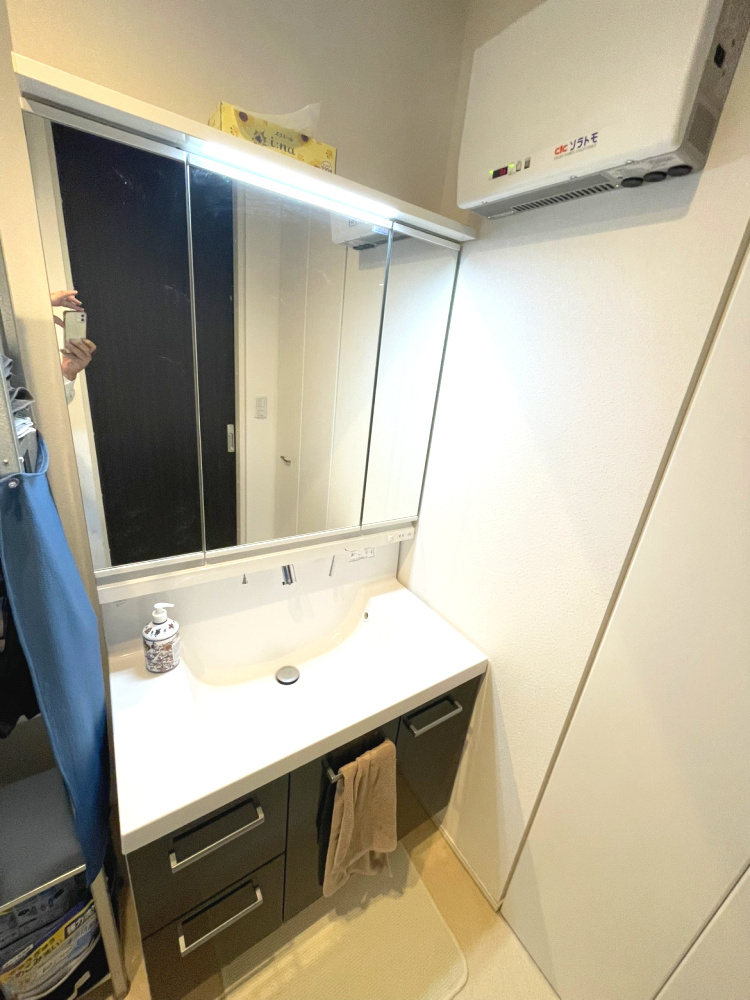 千田町2丁目　戸建住宅の独立洗面台|リビングに隣接しておりますので朝の身支度にも便利です♪