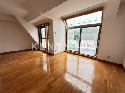 【居間・リビング】 | ユニーブル島津山 | こちらのリビングで趣味の時間をお楽しみください