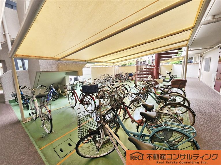 甲南グランドハイム本山の駐車場