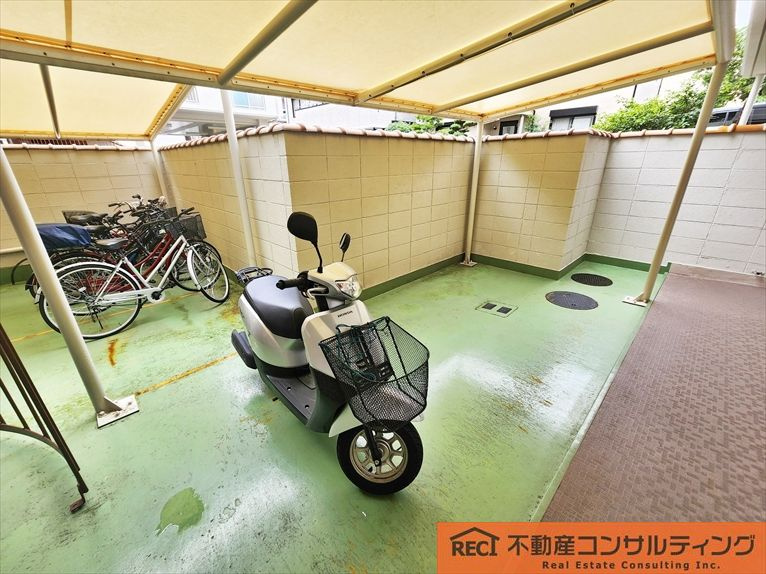 甲南グランドハイム本山の駐車場