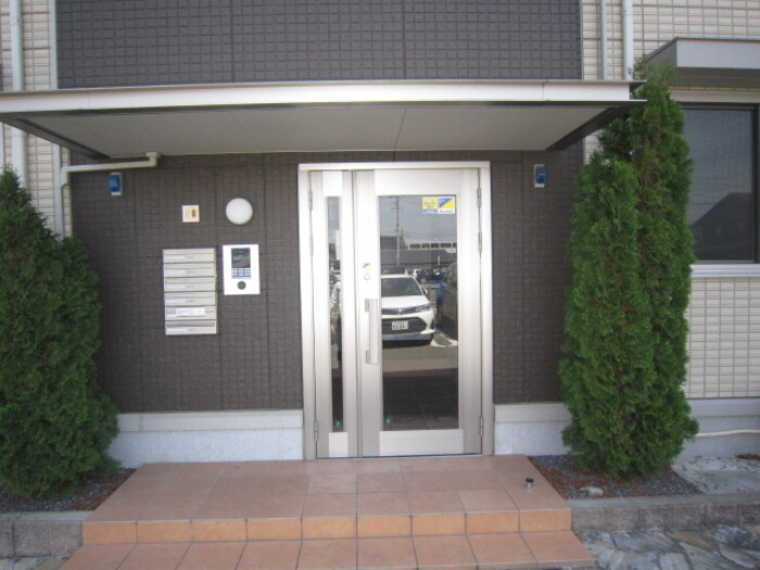 熊本市南区田井島３丁目のアパートのエントランス