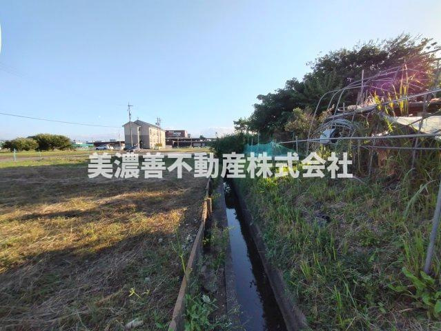 ６０１３９　岐阜市柳津町上佐波西土地の周辺|西側水路　北から