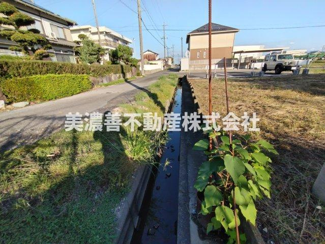 ６０１３９　岐阜市柳津町上佐波西土地の周辺|北側水路