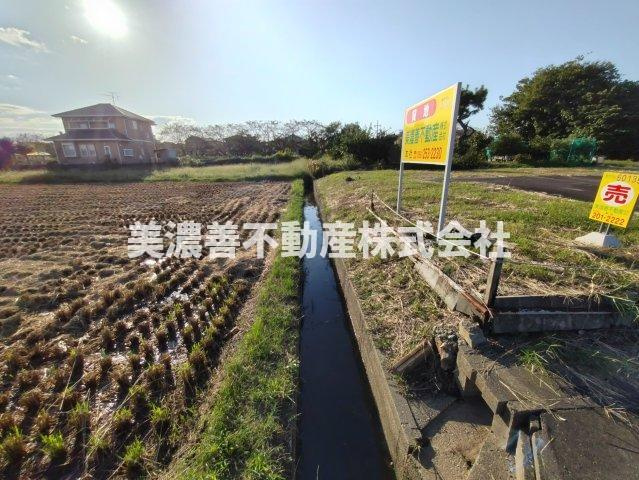 ６０１３９　岐阜市柳津町上佐波西土地の周辺|南側水路　東から