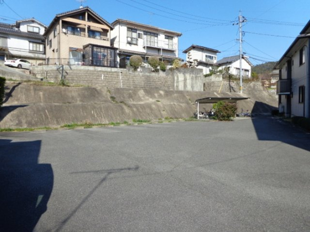 アビタシオンⅡの駐車場