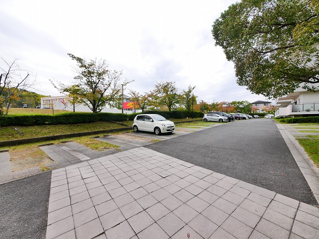 ローレルスクエア木津川台14棟の駐車場|駐車場があるので、車を買う予定の方も安心です