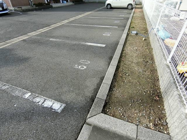 本今ガーデンスクエアＢの駐車場