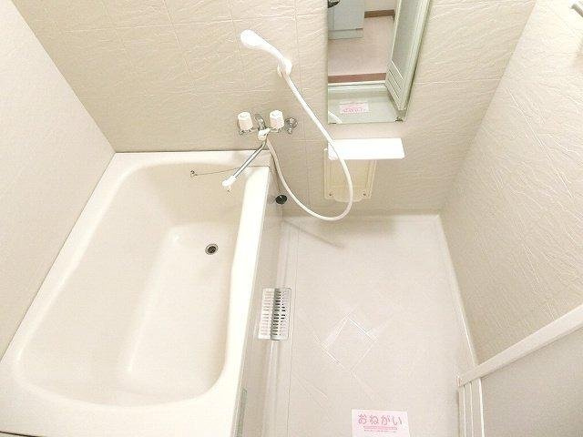 本今ガーデンスクエアＢの浴室