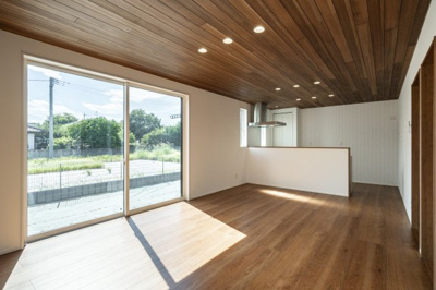 【居間・リビング】 | 本庄市日の出2丁目フルクラシルＤ棟 | 高級感溢れるLDKは分譲住宅らしからぬ装い