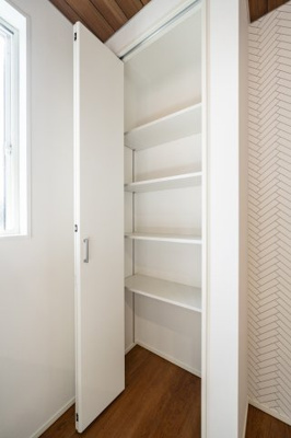 【収納】 | 本庄市日の出2丁目フルクラシルＤ棟 | キッチン裏パントリー。ストック品等をしまえるスペースは貴重です◎