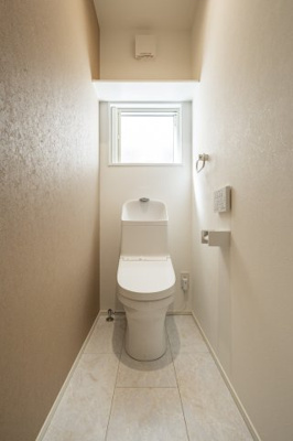 【トイレ】 | 本庄市日の出2丁目フルクラシルＤ棟 | 落ち着ける雰囲気のトイレ。TOTO社の設備仕様で毎日快適です