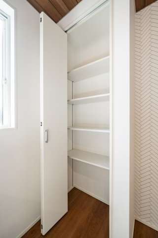 【収納】 | 〈FG〉本庄市日の出2丁目フルクラシルＤ棟 | キッチン裏パントリー。ストック品等をしまえるスペースは貴重です◎