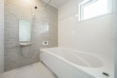 【浴室】 | 本庄市日の出2丁目フルクラシルＤ棟 | エコベンチ付き浴槽。節水効果や半身浴を楽しめる浴槽です