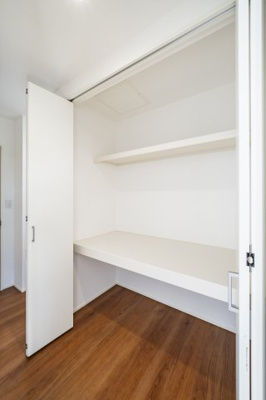 【収納】 | 本庄市日の出2丁目フルクラシルＤ棟 | 2階廊下収納。各居室に収納はもちろんのこと、共有部分の大きな収納は大変に貴重です