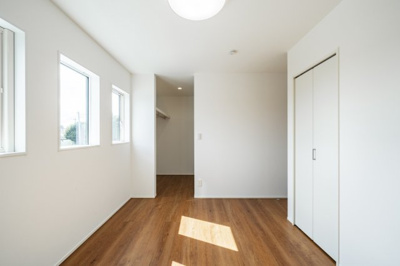 【寝室】 | 本庄市日の出2丁目フルクラシルＤ棟 | WICとクローゼット付き主寝室。収納量豊富なためタンスなどを購入する必要性がなさそうです